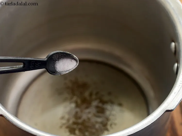 स्टेप 47 – बेकिंग सोडा डालें और मध्यम आँच पर कुछ सेकंड के …