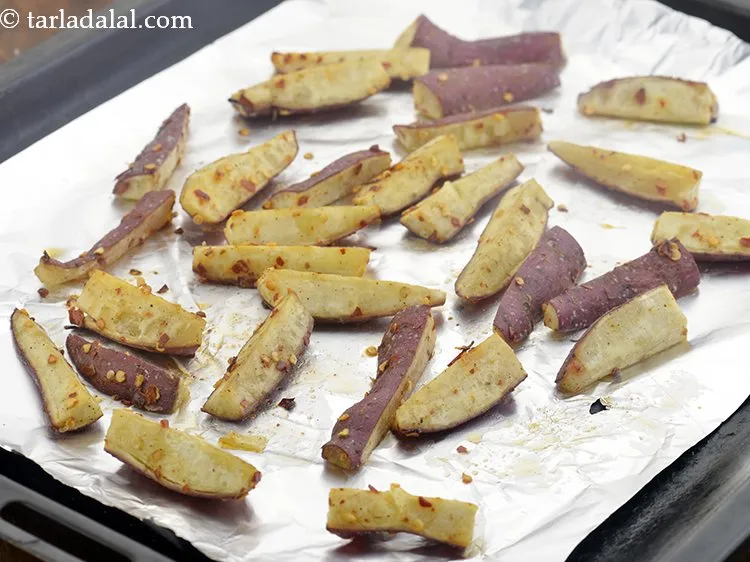 स्टेप 10 – उन्हें एक बेकिंग ट्रे पर रखें और उन्हें समान रूप …