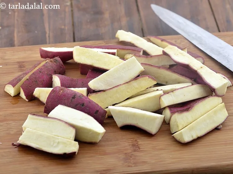 स्टेप 3 – एक तेज चाकू का उपयोग करके प्रत्येक शकरकंद को ८ …