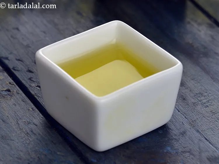 स्टेप 5 – <strong>कुरकुरा बेक्ड शकरकंद</strong> के लिए १ १/२ टेबल-स्पून जैतून का …