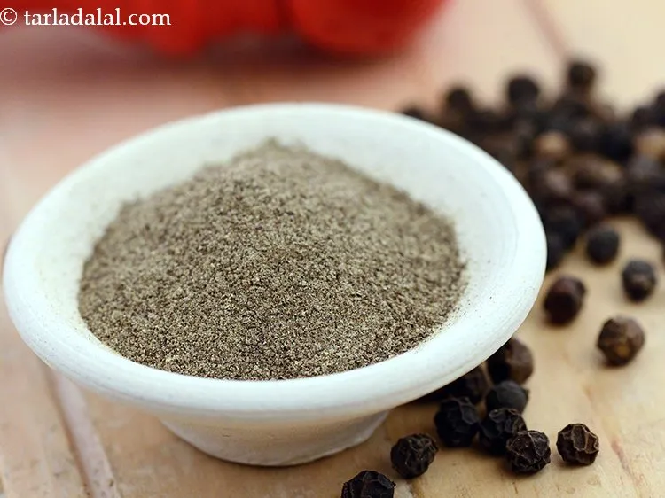 स्टेप 8 – स्वादानुसार ताजी पिसी काली मिर्च डालें।