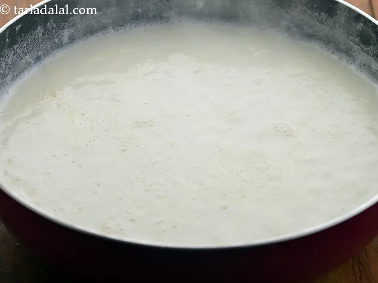 स्टेप 4 – अब, उसी गहरे नॉन-स्टिक पैन में फुल-फैट वाला दूध डालें …