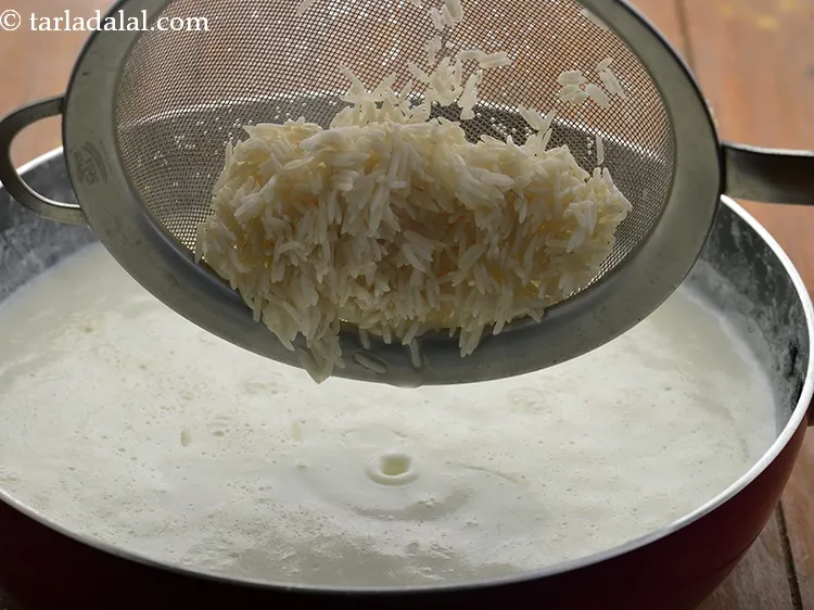स्टेप 5 – चावल की खीर में छाने हुए चावल डालें और अच्छी …