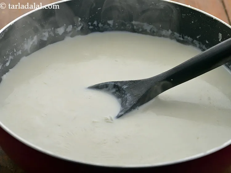 स्टेप 10 – पैन के किनारों को खुरचते हुए और बीच-बीच में हिलाते …