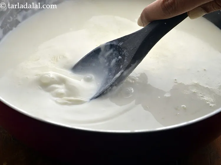 स्टेप 6 – <strong>दक्षिण भारतीय चावल की खीर</strong> को धीमी आंच पर ७ …