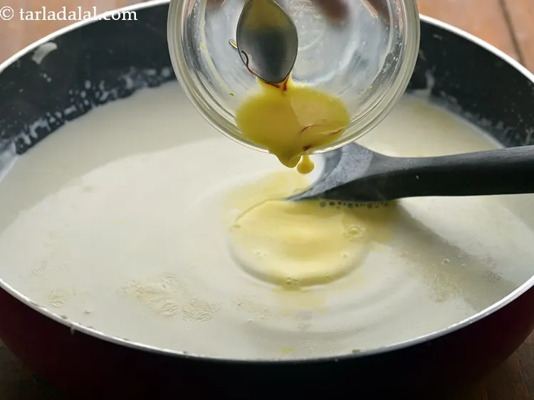 स्टेप 11 – केसर-दूध के मिश्रण को <strong>पाल पायसम&nbsp;| दक्षिण भारतीय चावल की …