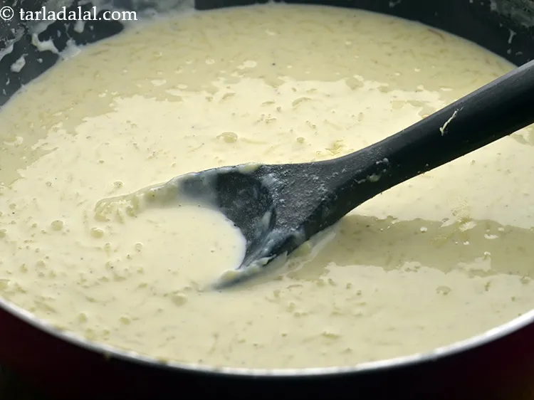 स्टेप 12 – इलायची पाउडर डालें और धीमी आंच पर बीच-बीच में हिलाते …