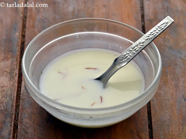 स्टेप 7 – एक कटोरे में गुनगुना दूध और केसर मिलाकर मिश्रण तैयार …