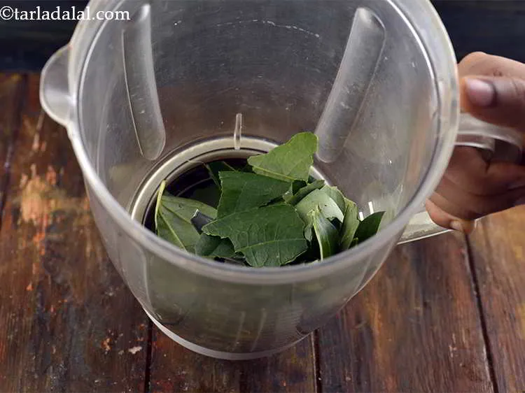 स्टेप 3 – एक मिक्सर जार लें और कलकत्ता पान के छोटे टुकड़े …