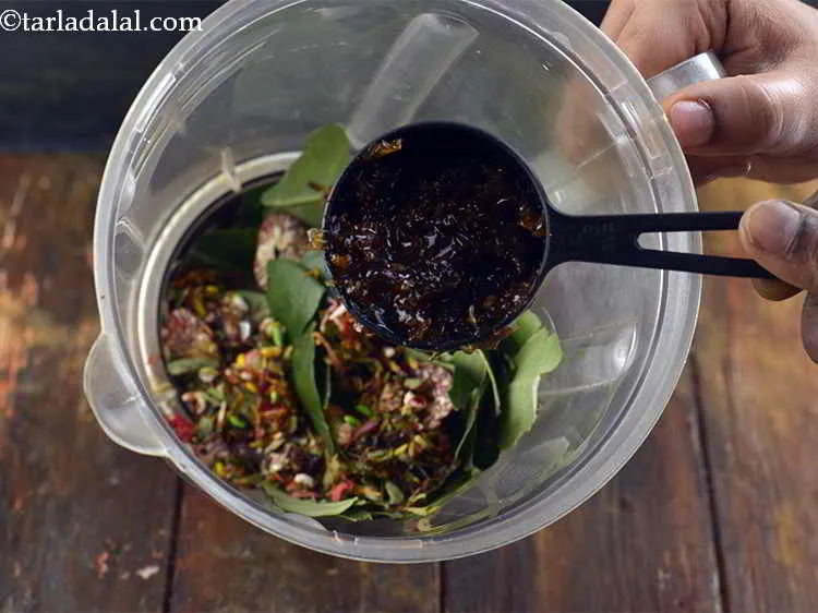 स्टेप 5 – अब हम गुलकंद डालते हैं। गुलकंद एक पेस्ट है जीसे …