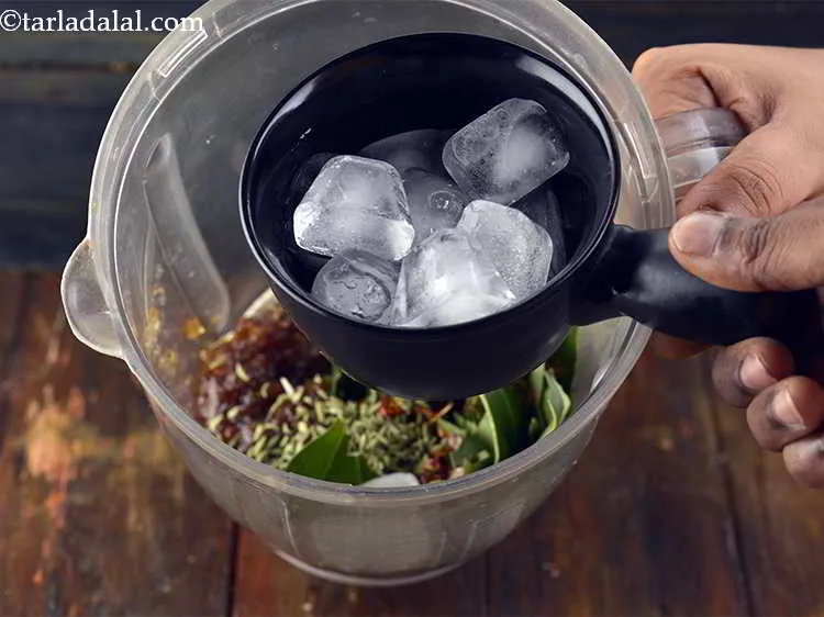 स्टेप 7 – साथ ही बर्फ के टुकड़े डालें। यह न केवल <strong>पान …