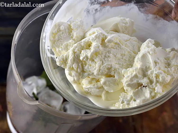 स्टेप 8 – अंत में, अब आइसक्रीम डालें। इससे <strong>पान शॉट</strong> को मलाई …