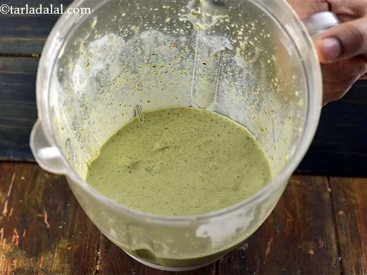 स्टेप 9 – मिक्सर के ढक्कन को बंद करें और एक स्मूद मिश्रण …