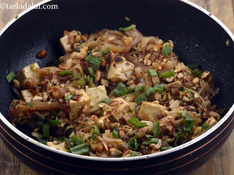 Step 25 – Sprinkle spring onion greens and coriander as it will give a nice colour to&nbsp;<strong>Pad thai …