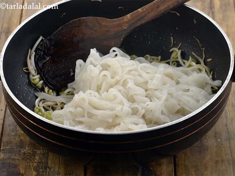 Step 11 – Add the boiled flat rice noodles.