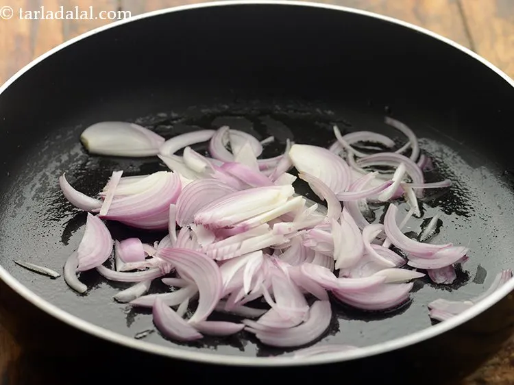 स्टेप 9 – एक बार जब तेल मध्यम गरम हो जाए, तो प्याज …