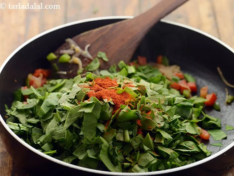 स्टेप 18 – लाल मिर्च पाउडर डालें।