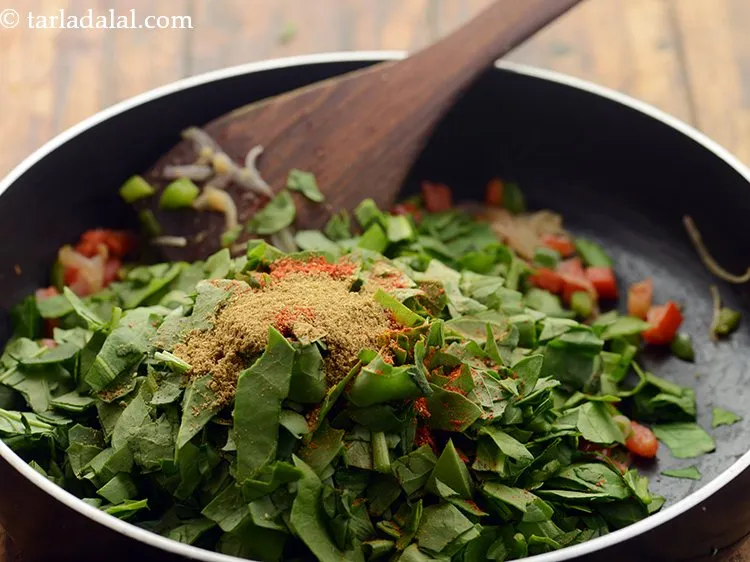 स्टेप 19 – धनिया-जीरा पाउडर डालें।