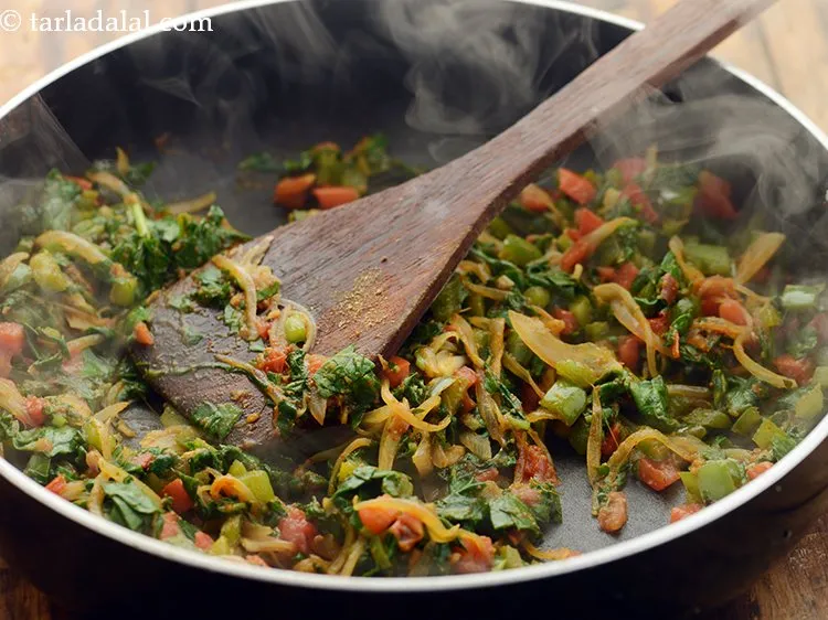 स्टेप 21 – <strong>पौष्टिक वेजिटेबल ब्राउन राइस</strong> में २ टेबलस्पून पानी डालें और …