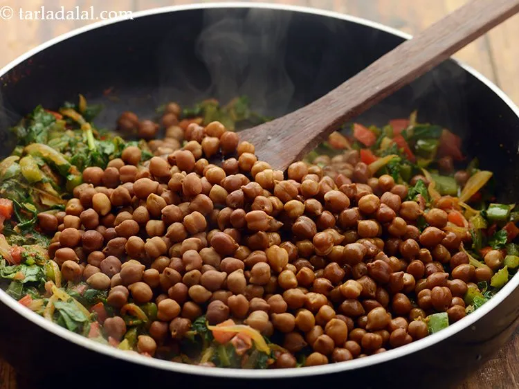 स्टेप 22 – काला चना डालें।