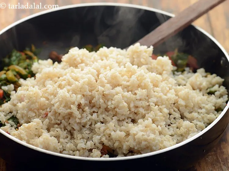 स्टेप 23 – ब्राउन राइस डालें।