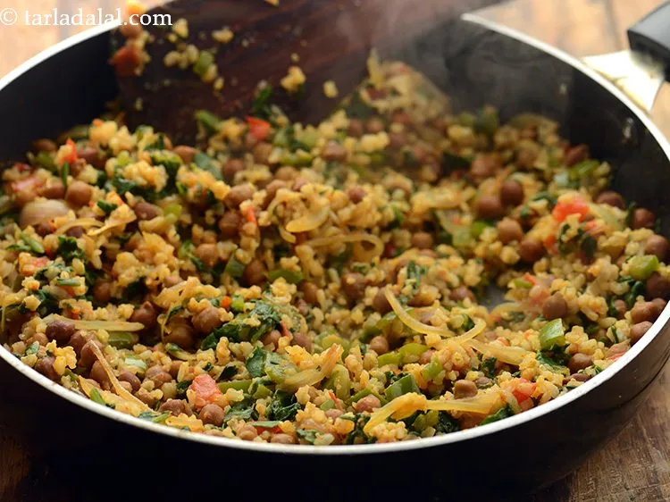 स्टेप 24 – अच्छी तरह से मिलाएं और <strong>भारतीय पालक ब्राउन राइस पुलाव</strong> …