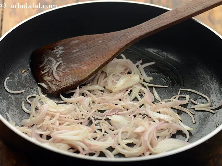 स्टेप 10 – मध्यम आंच पर १ मिनट के लिए या जब तक …