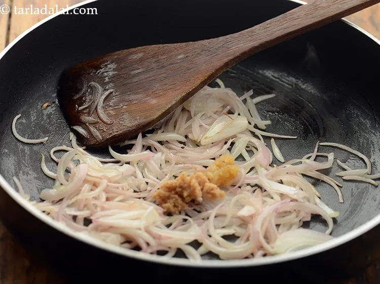 स्टेप 11 – अदरक लहसुन की पेस्ट डालें। अदरक लहसुन की पेस्ट हमारे …