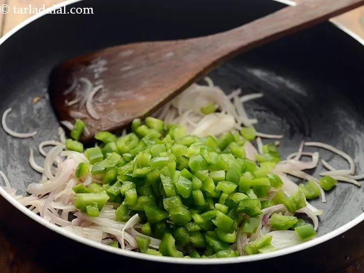 स्टेप 12 – शिमला मिर्च डालें।