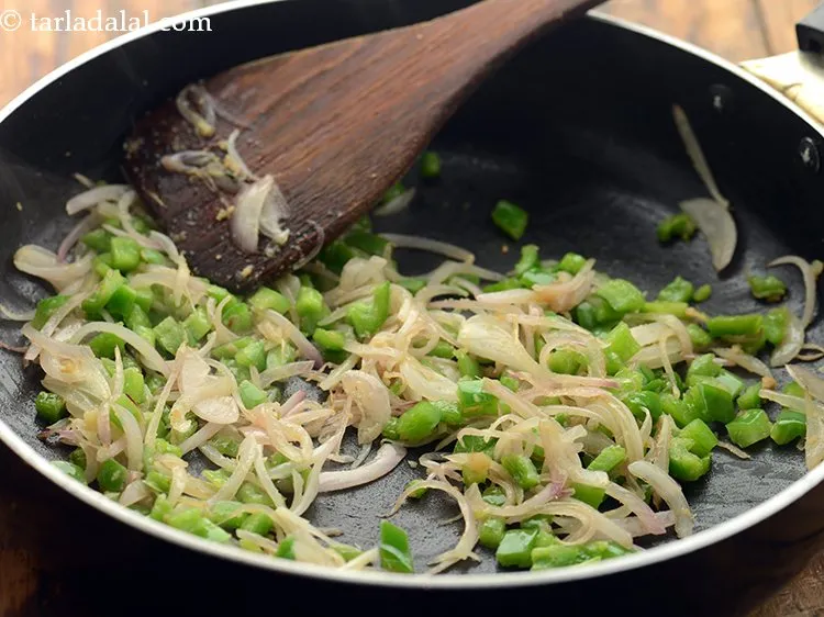 स्टेप 13 – मध्यम आंच पर १ से २ मिनट के लिए भून …