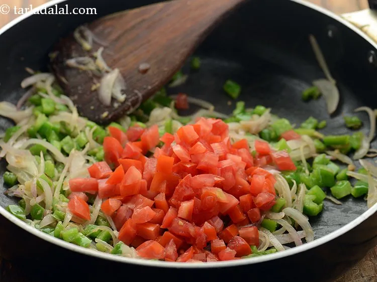 स्टेप 14 – बीज निकाले और कटे हुए टमाटर डालें।