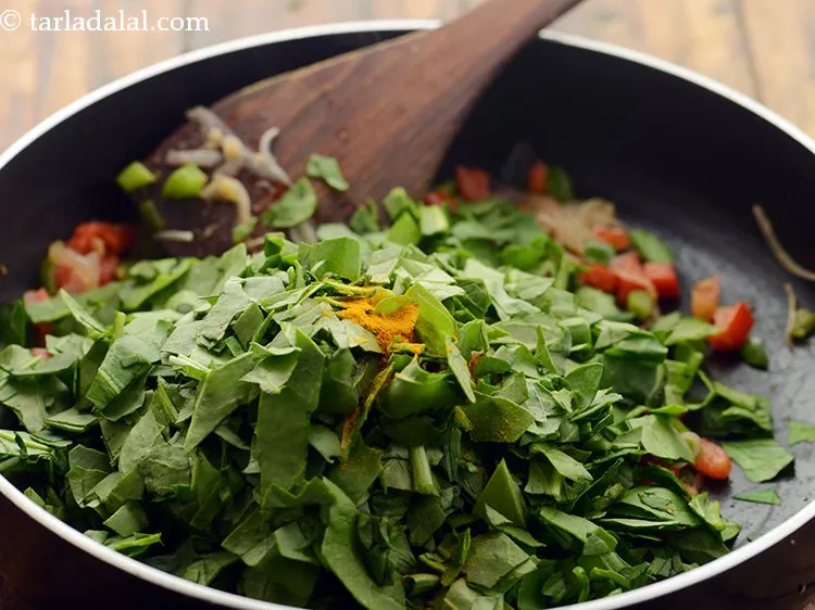 स्टेप 17 – हल्दी पाउडर डालें।