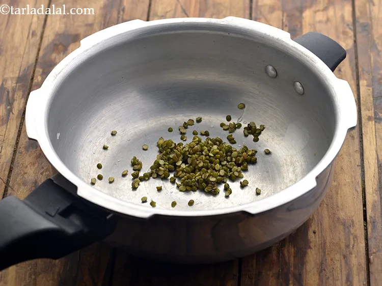 स्टेप 12 – धुली और निथारी हुई मूंग दाल को एक साफ प्रेशर …