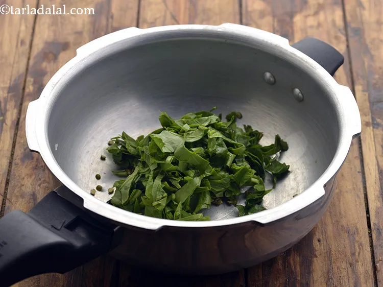 स्टेप 13 – इसमें कटा हुआ पालक डालें।&nbsp;