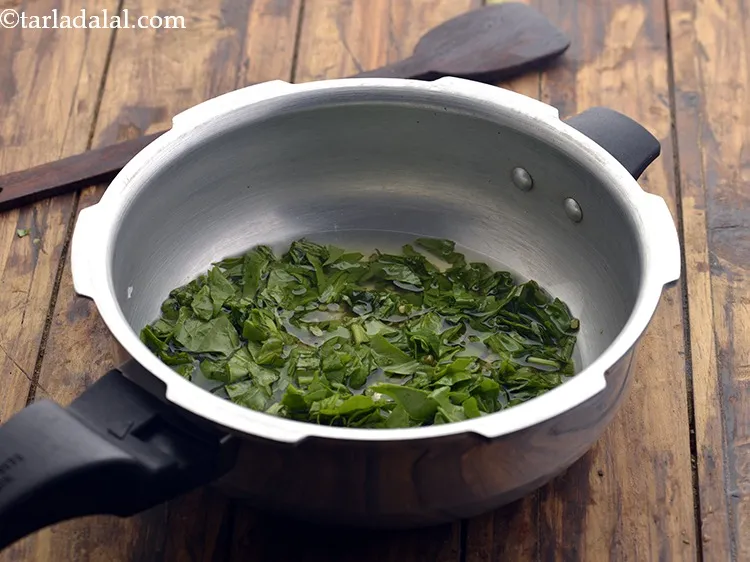 स्टेप 14 – पकाने के लिए इसमें &frac34; कप पानी डालें और करछुल …