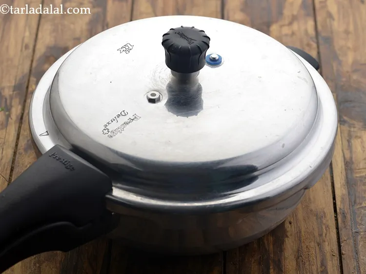 स्टेप 15 – प्रेशर कुकर का ढक्कन बंद करें और 3 सीटी आने …