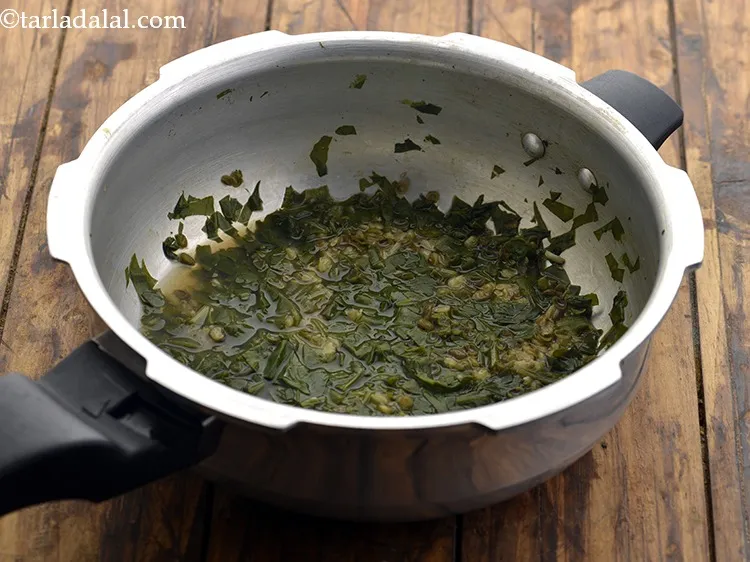 स्टेप 16 – <strong>शिशुओं के लिए पालक मूंग दाल का सूप</strong>&nbsp;पकने के बाद …