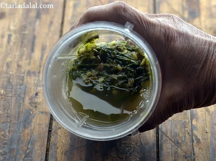 स्टेप 17 – मिश्रण को मिक्सर के जार में डालें।&nbsp;