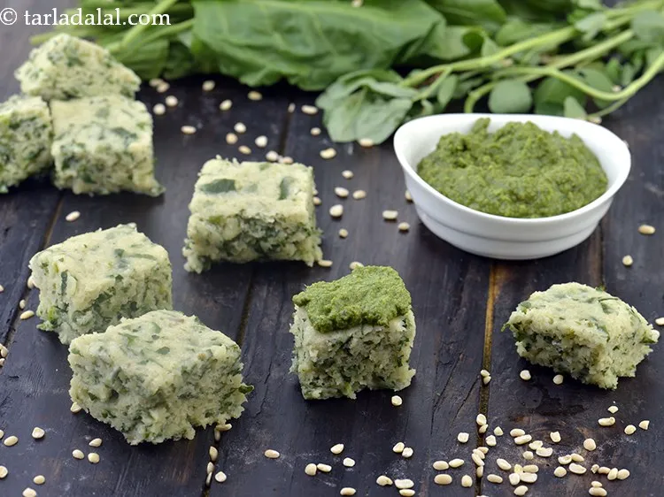 Step 24 – Serve palak methi dhokla immediately with green chutney.