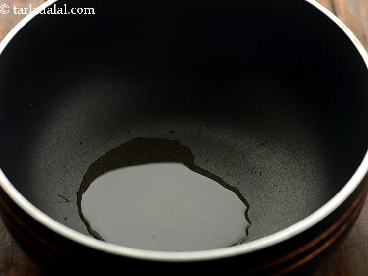 Step 25 – To make tempering for&nbsp;<strong><span style="font-family:&quot;Kohinoor Devanagari Regular&quot;; font-size:12pt">palak methi na muthia | Gujarati palak methi …