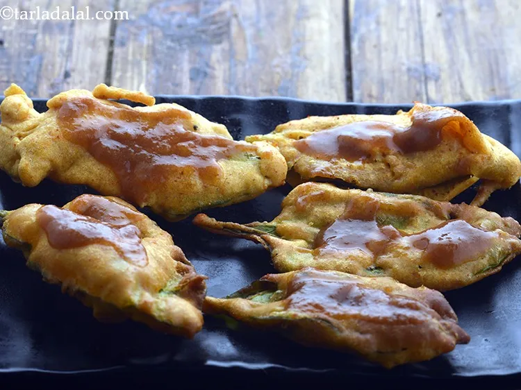 Step 16 – Drizzle 1 tbsp of meetha chutney.&nbsp;