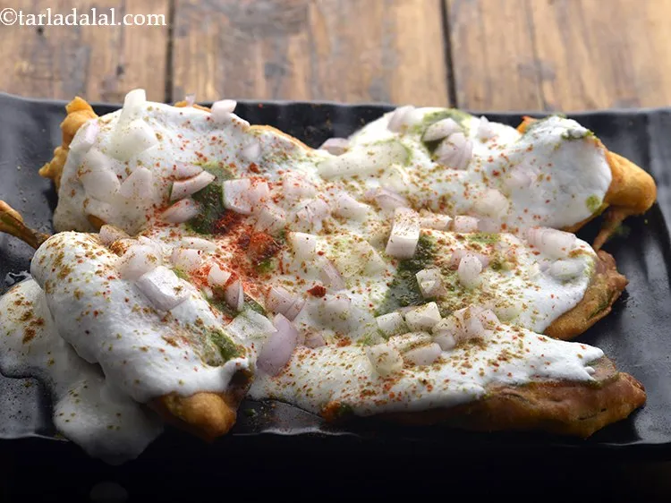 Step 20 – Sprinkle little chaat masala, red chilli powder and cumin powder on&nbsp;<strong>palak pakoda chaat recipe | …