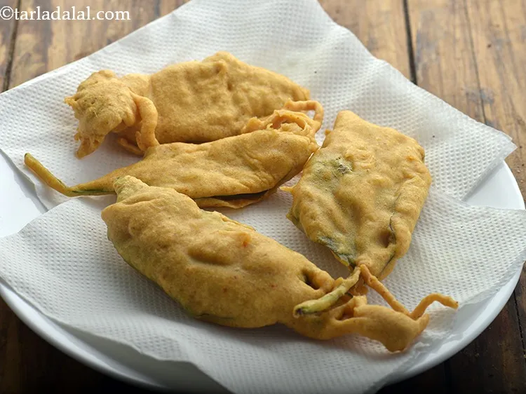 Step 13 – Drain the <strong>Palak Bhajiya</strong> on absorbent paper.