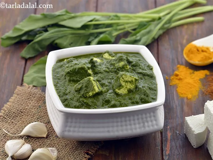 स्टेप 24 – <a href=""https://www.tarladalal.com/Garlic-Naan-(-Kebabs-and-Tikkis-Recipe)-hindi-32700r"" target=""_blank""><strong>गार्लिक नान</strong></a> के साथ <strong>पालक पनीर </strong>को |<strong> …