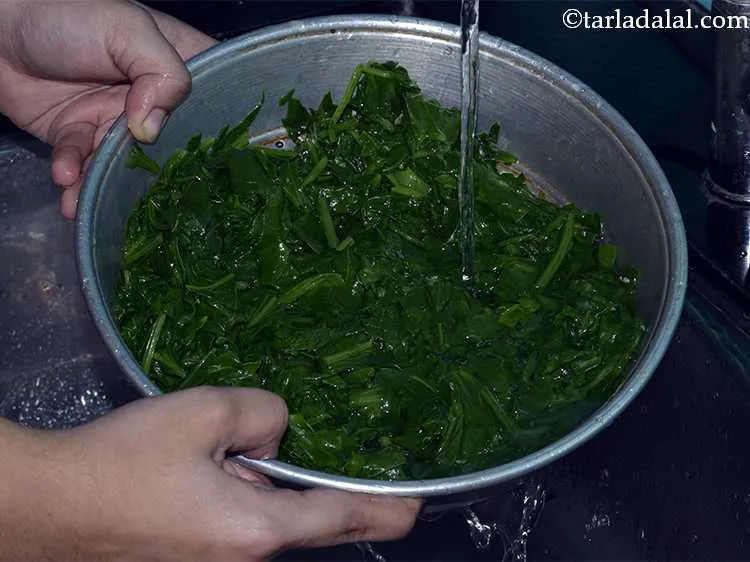 स्टेप 30 – ठंडे पानी के साथ ब्लांच पालक को ताज़ा करें। यह …