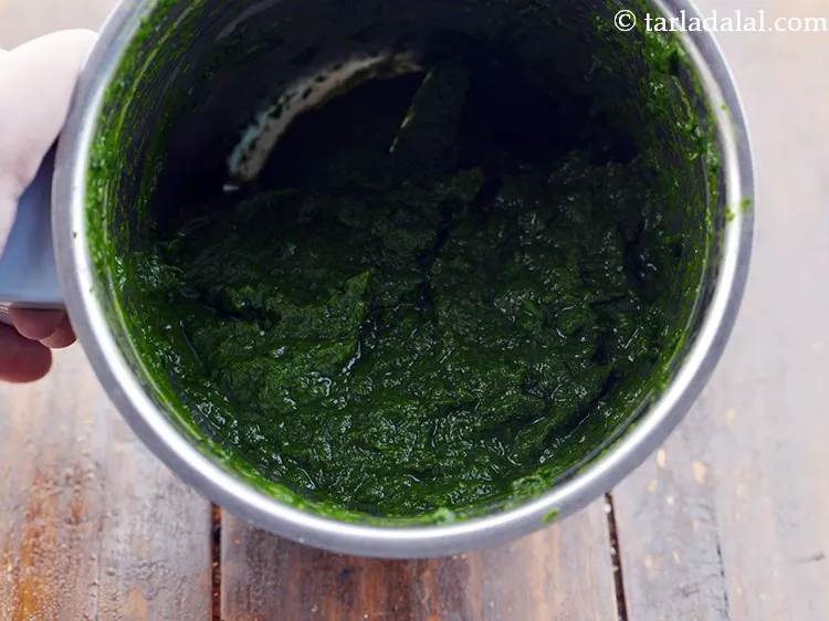 स्टेप 31 – एक मिक्सर में डालें और एक मुलायम पालक प्यूरी प्राप्त …