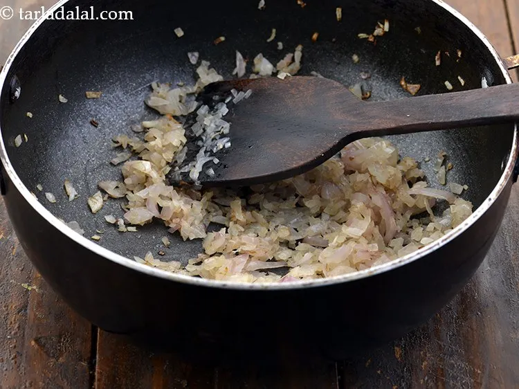 स्टेप 35 – प्याज को मध्यम आंच पर २ मिनट के लिए भूनें। …