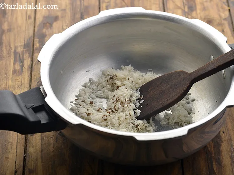 स्टेप 10 – मध्यम आंच पर १ मिनट तक चावल को घी में …