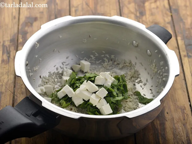 स्टेप 12 – कटा हुआ पनीर डालें।