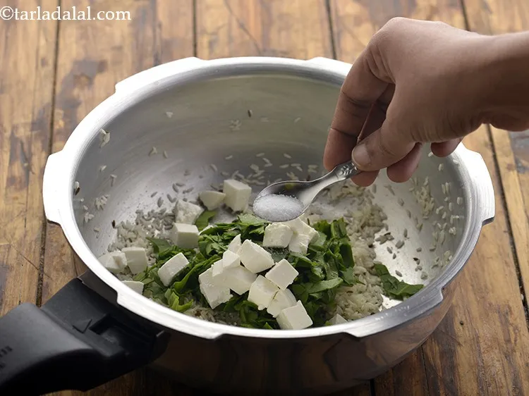 स्टेप 13 – नमक डालें। चूँकि यह बच्चों के लिए पालक पनीर राइस …